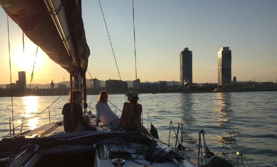 Tour in barca a vela al tramonto a Barcellona