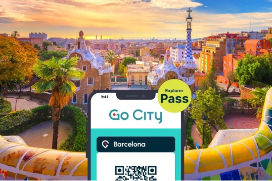 Barcellona Explorer Pass su smartphone con logo e Parc Guell sullo sfondo