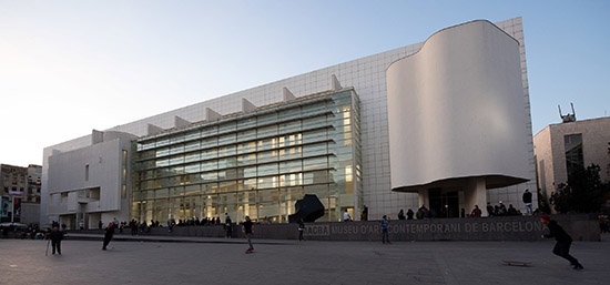 La facciata esterna del MACBA di Barcellona