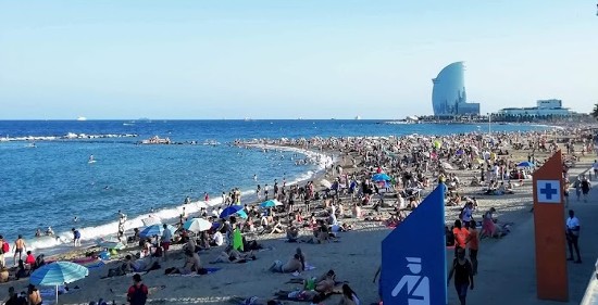 Folla a Barceloneta: attenzione ai borseggiatori