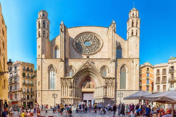 La facciata della Basilica di Santa Maria del Mar a Barcellona