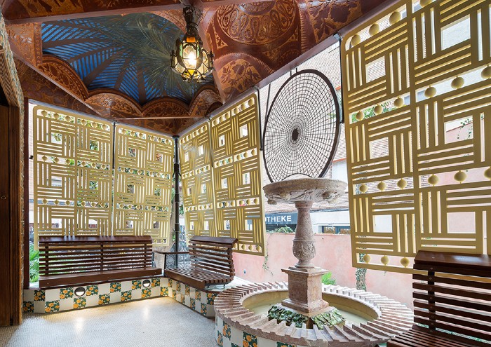 La veranda e la fontanella di Casa Vicens