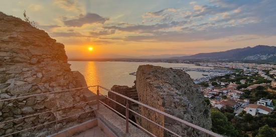 Vista panoramica dal Castell de la Trinitat al tramonto