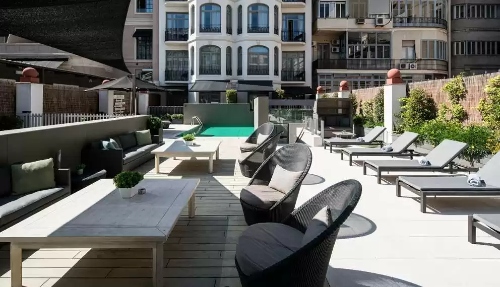 Piscina e solarium del Catalonia hotel