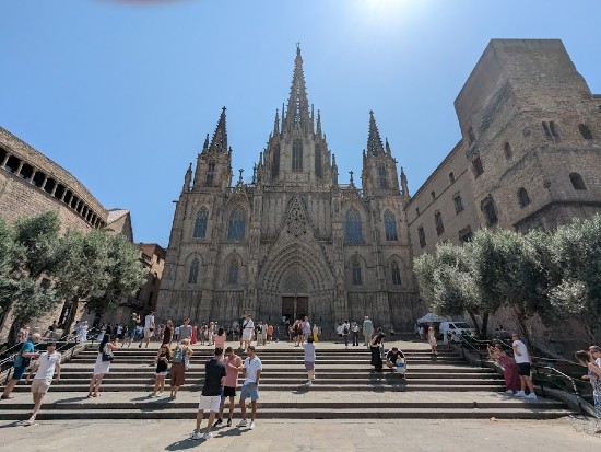 L'ingresso principale alla Cattedrale di Barcellona con molta gente sulle scalinate