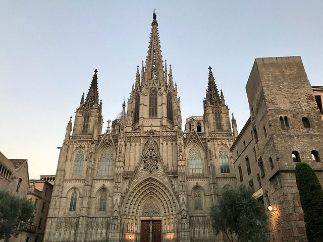 La facciata principale della Cattedrale di Barcellona