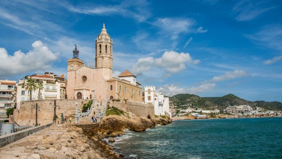 La Chiesa di Sant Bartolomeu i Santa Tecla a Sitges, le scalinate per raggiungerla e il mare