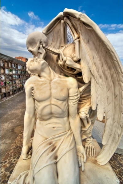 Il Bacio della morte nel cimitero di Poblenou