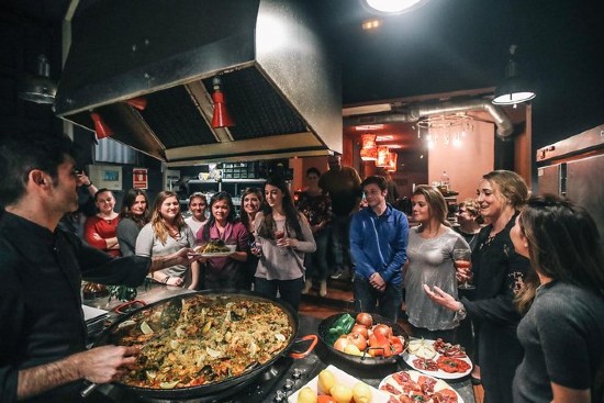 Esperienza in cucina: imparare a cucinare la paella con chef spagnolo
