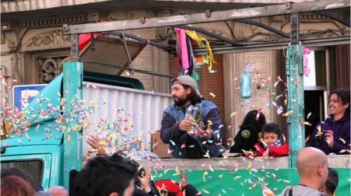 Lancio di caramelle da uno dei carri che sfilano per la Festa di Sant Medir