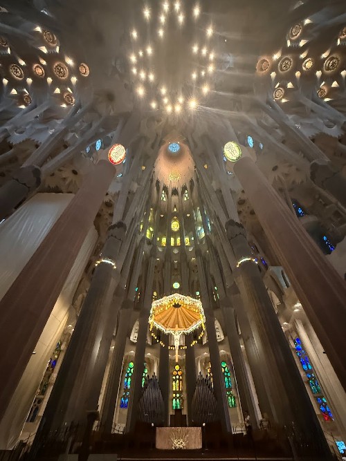 Le colonne e l'altare all'interno della Sagrada Familia