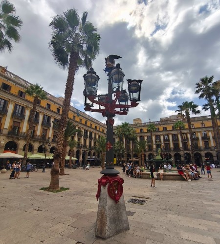 I lampioni di Plaça Reial a Barcellona di Gaudi