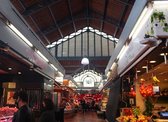 L'interno del Mercat de la Llibertat