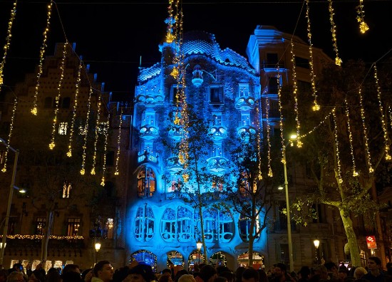 La facciata di Casa Batllò illuminata per il Natale, con le luminarie di Passeig de Gracia a incorniciarla