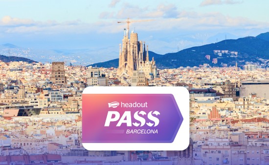 Barcelona Pass di Headout sovrapposto a una veduta panoramica di Barcellona con la Sagrada Familia al centro