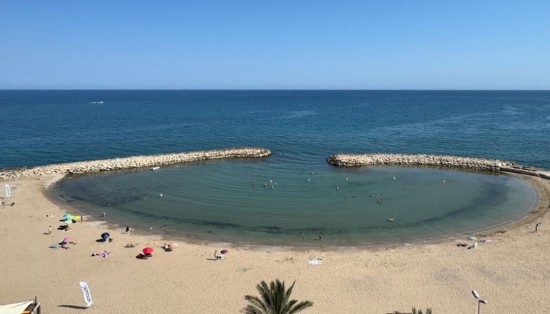 Platja de les Anquines a Sitges, quasi una piscina circolare chiusa tra 2 frangiflutti