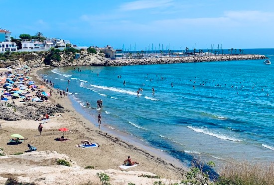 Veduta panoramica della Platja dels Balmins, a Sitges