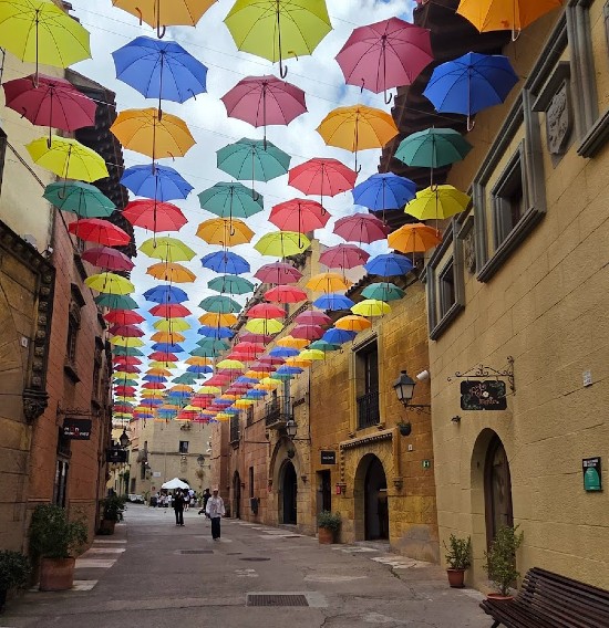 Poble Espanyol, strada con ombrelli