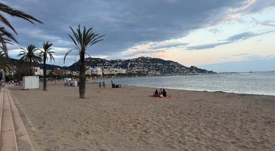 La spiaggia di Roses con vista in profondità sulla baia e il promontorio di Cap de Creus sullo sfondo
