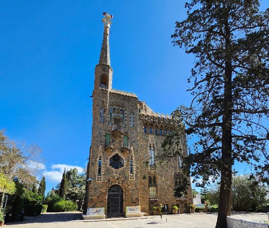 Torre Bellesguard, Barcellona vista dall'esterno. Facciata principale e parte del giardino circostante