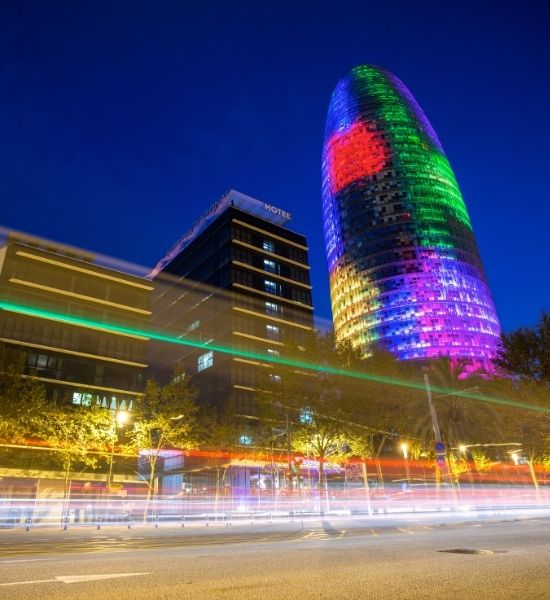 Torre Glòries illuminata dalle luci notturne