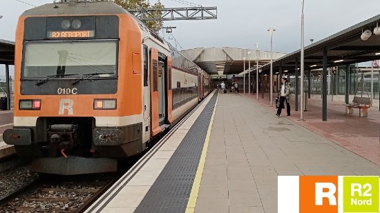 Treno R2Nord in arrivo alla stazione dell'aeroporto di Barcellona